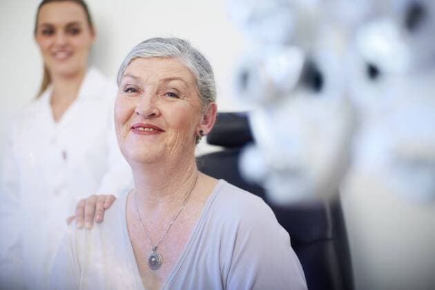 IMAGO Creative: Brustkrebsmonat Portrait of smiling senior woman at the eye doctor model released Symbolfoto property released  ZEF000719