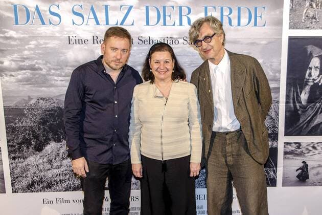 Juliano Ribeiro Salgado, Maria Luiza Ribeiro Viotti und Wim Wenders bei der Premiere des Kinofilms Das Salz der Erde im Delphi Filmtheater. Berlin, 30.10.2014 Foto:xK.xWernerx xFuturexImage