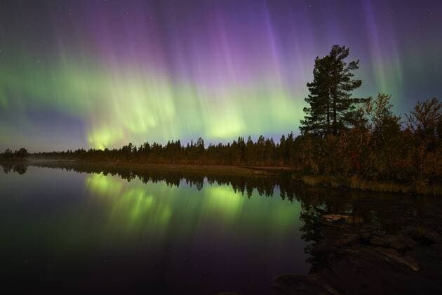 Nordlicht (Aurora borealis) ueber einem See, Norrbotten, Lappland, Schweden, September 2014 McPGUN McPGUN