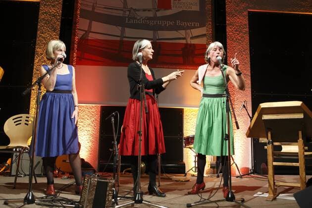 96 Jahre Freistaat GER, Berlin,20141104, Die Wellküren, Burgi, Bärbi und Moni Well, Volksmusik, Kabarett, Kleinkunst, bei der Vertretung des Freistaates Bayern beim Bund, Behrenstrasse , Fest 96 Jahre Freistaat