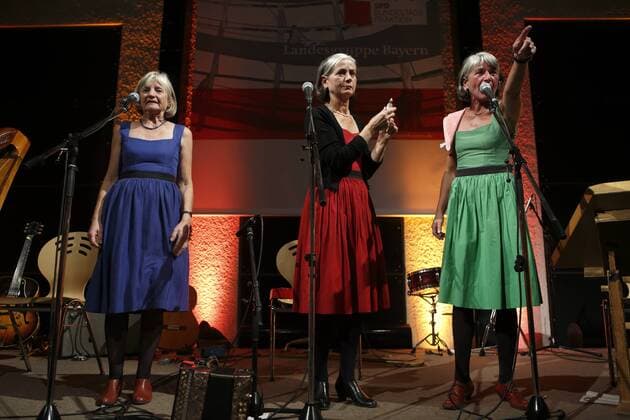 96 Jahre Freistaat GER, Berlin,20141104, Die Wellküren, Burgi, Bärbi und Moni Well, Volksmusik, Kabarett, Kleinkunst, bei der Vertretung des Freistaates Bayern beim Bund, Behrenstrasse , Fest 96 Jahre Freistaat