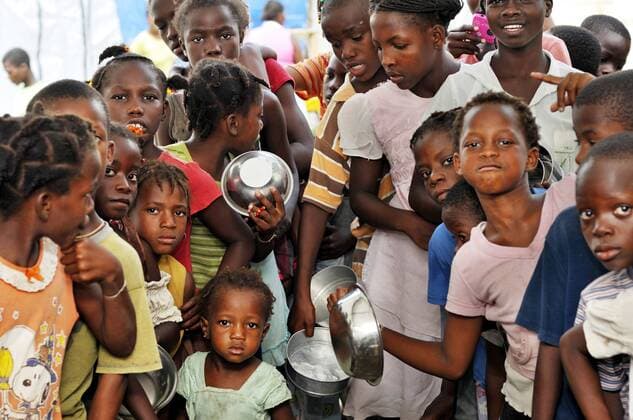 IMAGO Nature: Unsere Erde, Umweltprobleme, Welthunger Haiti, Port-au-Prince, Camp for earthquake victims in Croix-de--Bouquet, Children waiting at the food bank  FLK000462