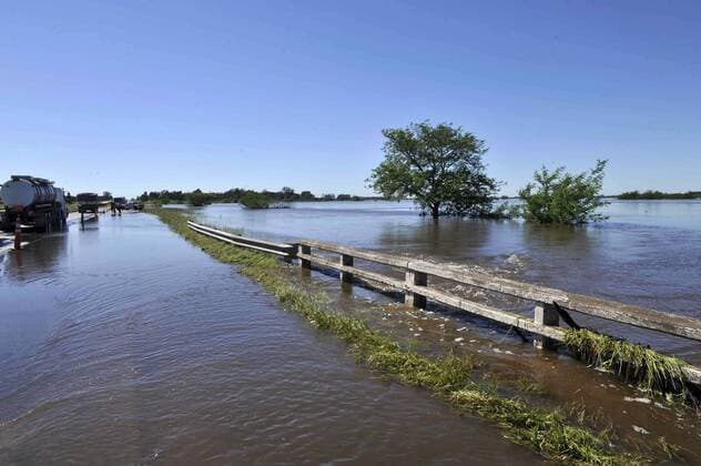 IMAGO Nature: Unsere Erde, Klimawandel, Überschwemmungen (141106) -- BUENOS AIRES, Nov. 5, 2014 -- Trucks pass on a flooded street after the overflow of the Areco River due to the heavy rains, in the city of Lima, province of Buenos Aires, Argentina, on Nov. 5, 2014. Carlos Brigo ) ARGENTINA-BUENOS AIRES-ENVIRONMENT-FLOOD TELAM 