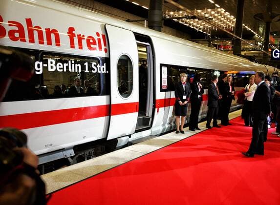 Eroeffnung Berliner Hauptbahnhof DEU, Deutschland, Berlin, 2006-05-26: Im Tiefgeschoss des Berliner Hauptbahnhofs. BERLINS REGIERENDER BUERGERMEISTER KLAUS WOWEREIT (r. vorn) ERWARTET BUNDESKANZLERIN ANGELA MERKEL, DIE AM TAG DER EINWEIHUNG DES NEUEN BAHNHOFS MIT BUNDESVERKEHRSMINISTER WOLFGANG TIEFENSEE UND DB-CHEF HARTMUT MEHDORN MIT EINEM ICE-T AUS LEIPZIG ANREISTEN