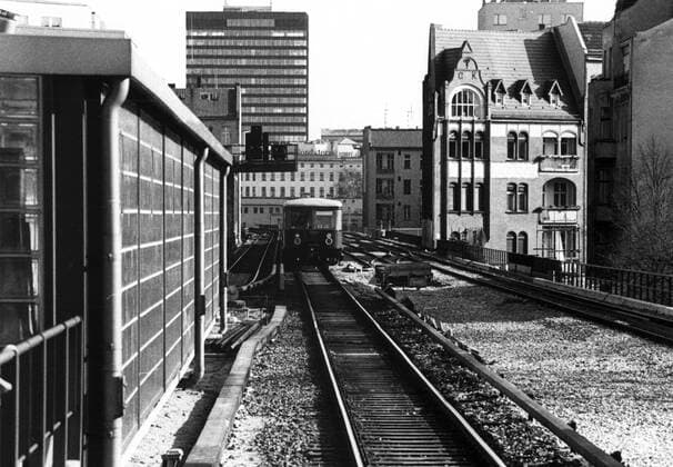 Sanierte Stadtbahn am S-Bf. Savignyplatz DEU, Deutschland, Berlin, 1993-03-11: SANIERTE STADTBAHN AM S-BAHNHOF SAVIGNYPLATZ. DIE FERNBAHNGLEISE RECHTS SAMT DEN DARUNTER LIEGENDEN VIADUKTEN SIND BEREITS REKONSTRUIERT UND MODERNISERT. DIE LINKEN S-BAHNGLEISE FOLGTEN ERST 10 JAHRE SPAETER NACH. Auf dem S-Bahngleis in Richtung Bf. Zoologischer Garten ein Zug der Baureihe 477.