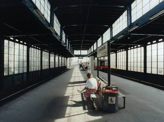 S-BF JANNOWITZBRUECKE VOR DER STADTBAHNSANIERUNG 1994 DEU, Deutschland, Berlin, 1994-06-08: Blick in den S-Bahnhof Jannowitzbruecke auf der Stadtbahn vor der Sanierung und Modernisierung der Anlagen.