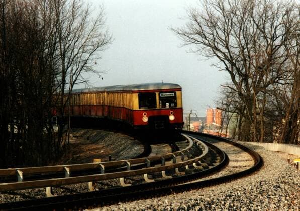 Wiedereroeffnung der S-Bahnstrecke Pichelsberg - Berlin-Spandau DEU, Deutschland, Berlin, 1998-12-31: Wiedereroeffnung der S-Bahnstrecke Pichelsberg - Berlin-Spandau. Im Bild einer der ersten planmaessigen Zuege auf dem Streckenabschnitt zwischen Pichelsberg und Charlottenburger Chaussee im Grunewald.