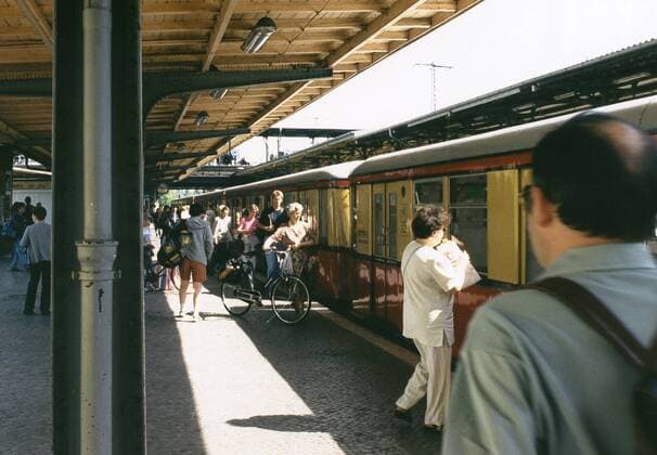 S-Bahnzug am Ostkreuz DEU, Deutschland, Berlin, 2000-05-10: Bahnsteig D des S-Bahnhofs Ostkreuz mit einem S-Bahnzug der Baureihe 477 in Richtung Lichtenberg, ein- und aussteigende Fahrgaeste.