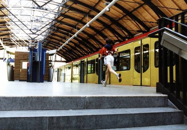 S-BF BELLEVUE DEU, Deutschland, Berlin, 2000-05-18: S-Bahnhof Bellevue auf der frisch sanierten westlichen Berliner Stadtbahn. Mit Hackescher Markt gilt Bellevue als einzige im Original erhaltene Stationen der Stadtbahn. Im Bild rennt eine junge Frau, um den Zug der Baureihe 481 in Richtung Westen zu erreichen.