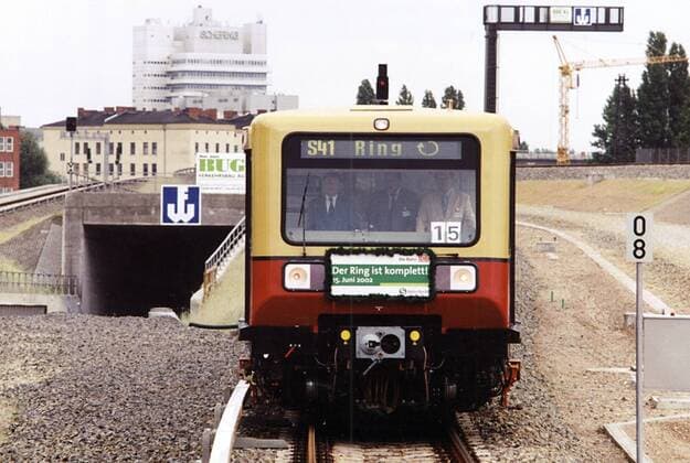Wiedereroeffnung des Berliner S-Bahnrings 2002 DEU, Deutschland, Berlin, 2002-06-15: Feierliche Wiedereroeffnung des Berliner S-Bahnrings auf dem Bahnhof Westhafen. Einfahrt des vom Bf. Wedding kommenden Premiaerenzugs der modernisierten Baureihe 485 und den Ehrengaesten in den S-Bahnhof Westhafen. Links im Bild das auf Vorrat errichtete Ausfaedelungsbauwerks fuer die kuenftige Linie S21 von und zum Hauptbahnhof.