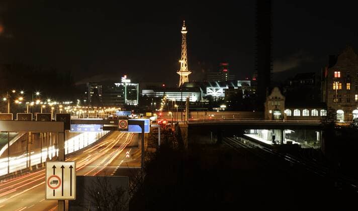 Nacht ueber der Stadtautobahn DEU, Deutschland, Berlin, 2006-04-11: Naechtliche Berliner Stadtautobahn am Dreieck Funkturm. Lichtspuren.