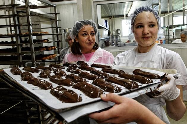 Dilek Kolat DEU, Deutschland, Berlin, 2012-08-02: Berlins Arbeitssenatorin Dilek Kolat (l.) schaut einer Auszubildenden in der Grossbäckerei und Konditorei Thürmann GmbH in Berlin-Mariendorf bei der Zubereitung von Süssgebäck zu.