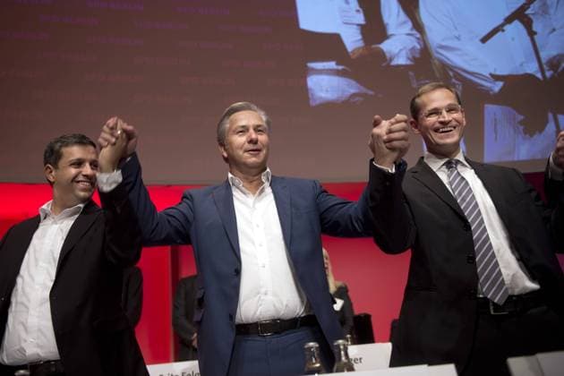 Saleh, Wowereit, Müller - Landesparteitag SPD Berlin DEU, Deutschland, Germany, Berlin, 08.11.2014 Abschied der SPD von Wowereit. Raed Saleh, Fraktionsvorsitzender der SPD im Berliner Abgeordnetenhaus, Klaus Wowereit, Regierender Bürgermeister von Berlin, und Michael Müller, Senator fuer Stadtentwicklung und Umwelt SPD und designierter Regierender Bürgermeister von Berlin (v.l.n.r.), auf dem Landesparteitag der Berliner SPD zur Neubesetzung des Posten vom Regierender Bürgermeister in Berlin. I Raed Saleh, Klaus Wowereit, Mayor of Berlin, and Michael Müller, future mayor of Berlin and Senator in Berlin, (f.l.t.r.), at a party congress of the SPD to nominate the future mayor in Berlin.