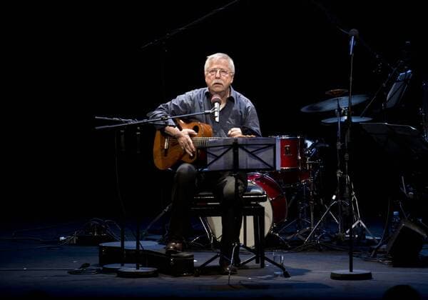 Wolf Biermann - Festkonzert Mauerfall DEU, Deutschland, Germany, Berlin, 08.10.2014 Wolf Biermann, Schriftsteller und Liedermacher, waehrend seines Auftritts mit dem Zentralquartett im Berliner Ensemble anlaesslich vom Festkonzert zum Gedenken an den Mauerfall vor 25 Jahren in Berlin. Am 09. November 2014 findet zugleich der 25. Jahrestag zum Fall der Mauer statt. Wolf Biermann, song writer, during a festival concert with Zentralquartett the in memory of the Fall of the Berlin Wall 25 years ago at the Berliner Ensemble in Berlin. On 09 November 2014 will be the celebrations of 25 years Fall of the Berlin Wall.