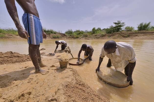  Diamantensucher suchen mit Sieben und Schaufeln in einer Mine nach Diamanten, bei Koidu, Koidu-Sefadu, Kono-Distrikt, Eastern Province, Sierra Leone, Afrika iblfvp03998715.jpg
