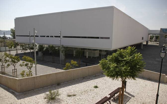 Architektur von Paulo Mendes da Rocha Mendes da Rocha s Coach Museum in Lisbon Outside view of the new built National Coach Museum in Lisbon. The design of the new building was granted to the Brazilian modernist star architectr Paulo Mendes da Rocha. The museum is du to open in May 2015 and will house one of the finest collections of historical carriages in the world, being one of the most visited museums of the city.