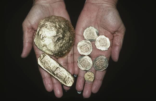 IMAGO Nature: Unsere Erde, Ressourcen, Gold Gold Doubloons and gold bar recovered from the shipwreck Las Maravillas , a Spanish galleon sunk in 1658, Bahamas. 1987. model released  1296864 JeffxRotman