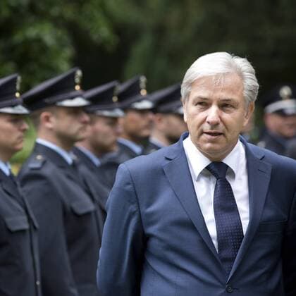 Deutschland, Berlin, Gedenkveranstaltung der Bundesregierung zum 61. Jahrestag der Volkserhebung vom 17. Juni 1953 in der DDR, Bürgermeister Klaus Wowereit SPD mit Bundespolizisten, 17.06.2014