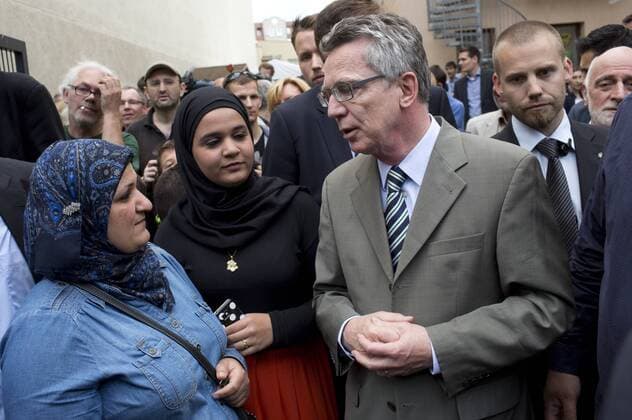 Deutschland, Berlin, Wedding, Gang für ein friedliches Miteinander durch den Soldiner Kiez mit Innenminister Thomas de Maiziere CDU, 17.06.2014