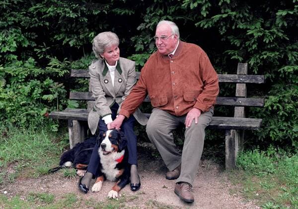 Bundeskanzler Helmut KOHL und seine Frau Hannelore im Urlaub bei St. Gilgen in Oesterreich im August 1996 , mit dem Hund Felix Chancellor Helmut KOHL and his wife Hannelore on vacation near St. Gilgen in Austria in August 1996 , with dog Felix