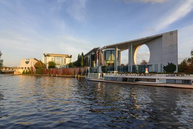 Bundeskanzleramt mit Fahrgastschiffen auf der Spree in Berlin, , Berlin, Deutschland