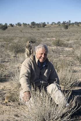 IMAGO ICONS: Sir David Attenborough Sir David Attenborough mit Erdmännchen auf der Schulter, Filmarbeiten für BBC-Serie Life of Mammals, Kalahari, Provinz Nordkap, Südafrika iblsew04018487.jpg