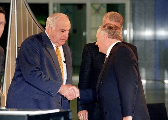 Bundestagswahl am 27.09.1998 : Helmut KOHL , CDU , gratuliert Oskar LAFONTAINE , SPD , zum Wahlsieg General elections on 27.09.1998 : Helmut KOHL , CDU , is congratulating Oskar LAFONTAINE , SPD , for the victory