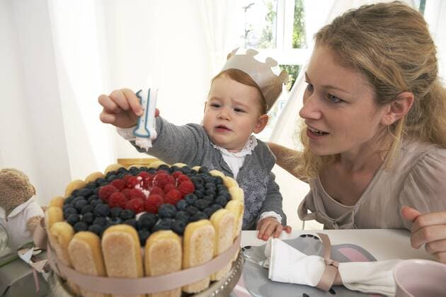 Geburtstag - Symbolbilder Mother and daughter celebrating little girl s first birthday with self-made fancy cake model released Symbolfoto property released  FSF000227