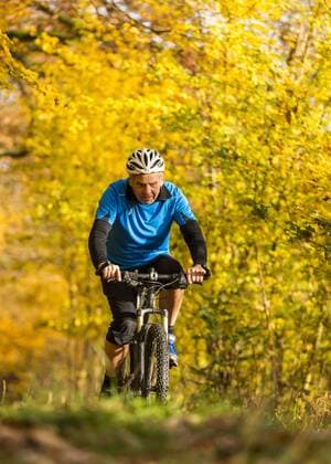 IMAGO Creative: Fit durch den Herbst Germany, Baden-Wuerttemberg, Senior man mountain biking in autumn model released Symbolfoto  STSF000628