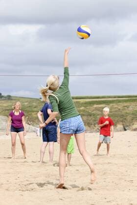 Frankreich, Bretagne, Finistere, Plage de Treguer, family playing beach volleyball model released Symbolfoto  LAF001206