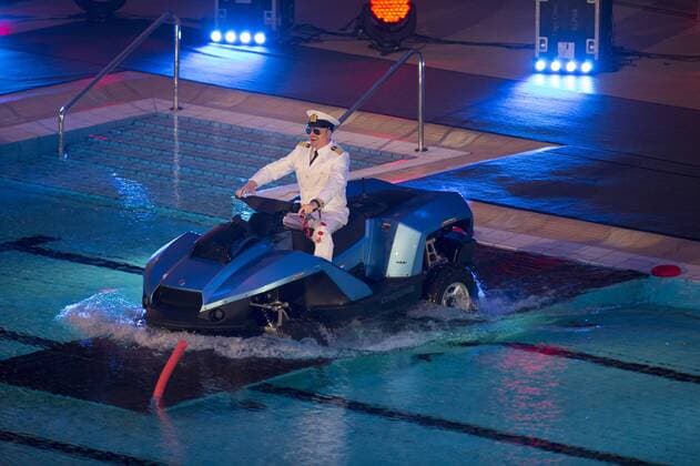 TV total Turmspringen, Olympia-Schwimmhalle, München. 29.11.2014 Stefan Raab auf einem Gibbs Amphibienfahrzeug