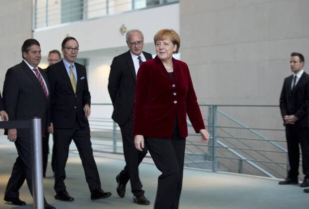 Deutschland, Berlin, Bundeskanzleramt, Übergabe des 4. Fortschrittsberichts der Nationalen Plattform für Elektromobilität (NPE) an Bundeskanzlerin Angela Merkel CDU, v.l.n.r. Wirtschaftsminister Sigmar Gabriel SPD, Matthias Wissmann, Detlef Wetzel, Angela Merkel, 02.12.2014
