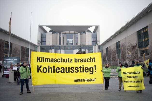 Demo Kohleausstieg DEU, Deutschland, Germany, Berlin, 03.12.2014 Demonstranten von Greenpeace mit Transparent Klimaschutz braucht Kohleausstieg anlaesslich einer Kundgebung zum Thema Kohleausstieg organisiert von Campact, Greenpeace, BUND, WWF und NABU vor dem Kanzleramt in Berlin.