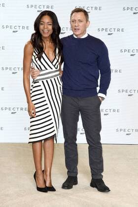 Naomie Harris und Daniel Craig beim Pressetermin zum Start der Dreharbeiten zum James Bond Film Spectre und zur Vorstellung des Casts in den Pinewood Studios. London, 04.12.2014 Naomie Harris, Daniel Craig 
