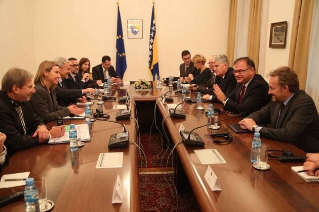 Chairman of Bosnian Presidency Mladen Ivanovic (2nd R), members of Bosnian Presidency Dragan Covic (3rd R) and Bakir Izetbegovic (1st R), EU High Representative for Foreign Affairs and Security Policy and Vice-President of the European Commission Federica Mogherini (2nd L) and EU Enlargement Commissioner Johannes Hahn (1st L) have a meeting, in the building of Presidency of Bosnia and Herzegovina, in Sarajevo, Bosnia and Herzegovina, on Dec. 5, 2014. Mogherini and Hahn discussed with Bosnian leaders about the reforms and the process of European integration. ) (lyi) BOSNIA AND HERZEGOVINA-SARAJEVO-EU-VISIT HarisxMemija 