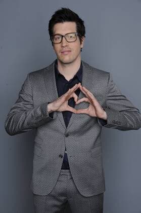 Der Schauspieler Nic Romm posiert am 10.12.2014 in Köln bei einem Fototermin im Studio zu 20 Jahre Verbotene Liebe , der Glamour Serie im Ersten.
