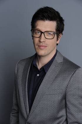 Der Schauspieler Nic Romm posiert am 10.12.2014 in Köln bei einem Fototermin im Studio zu 20 Jahre Verbotene Liebe , der Glamour Serie im Ersten.