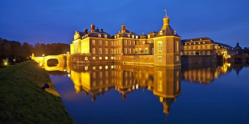 Schloss Nordkirchen zur Blauen Stunde, Deutschland, Nordrhein-Westfalen, Muensterland, Nordkirchen illuminated Castle Nordkirchen at blue hour, Germany, North Rhine-Westphalia, Muensterland, Nordkirchen BLWS381054