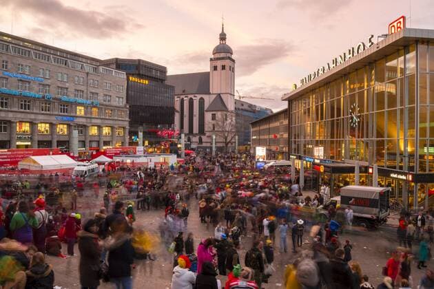 Menschenmenge, Rosenmontag, Karneval, Bahnhofsvorplatz, Hauptbahnhof, Köln, Rheinland, Nordrhein-Westfalen, Deutschland, Europa  1031604592