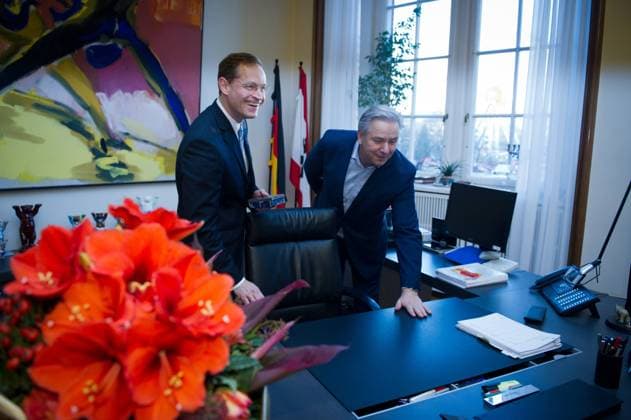 Berlin, Klaus Wowereit (SPD, r.) uebergibt am Montag (15.12.2014) sein Amtszimmer an den neuen Regierenden Buergermeister Michael Mueller (SPD).
