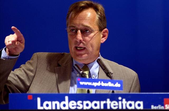Sonderparteitag der Berliner SPD Sonderparteitag der Berliner SPD zur Kandidatenkuer fuer die moegliche Abloesung des CDU Buergermeisters Eberhardt Diepgen und eine Uebergangsregierung bis zu eventuellen Neuwahlen. Der SPD-Fraktionsvorsitzende im Berliner Abgeordnetenhaus, Klaus Wowereit wurde von den Delegierten zum Spitzenkandidaten fuer den Buergermeisterposten gekuert. Hier: Peter Strieder, Vorsitzender der SPD-Berlin und Senator fuer Stadtentwicklung und Verkehr. 10.6.2001, Berlin
