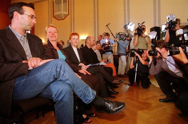 Sonderparteitag der Berliner PDS Sonderparteitag der Berliner PDS anlaesslich der moeglichen Neuwahlen zum Berliner Abgeordnetenhaus. Hier: Harald Wolf,Fraktionsprecher der PDS im Berliner Abgeordnetenhaus und Mitglied im Untersuchungsausschuss Bankgesellschaft Berlin Parteispenden (1.v.l.); Gabi Zimmer, Parteivorsitzende der PDS (2.v.l.); Petra Pau, Landesvorsitzende der Berliner PDS (3.v.l.). 15.6.2001, Berlin