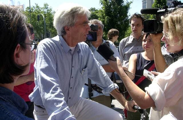 Demonstration in Berlin gegen Polizeieinsatz in Genua Etwa 1.000 Menschen gingen aus Protest gegen die Polizeieinsaetze beim G8-Treffen in Genua in Berlin auf die Strasse. Sie folgten einem Aufruf von Buendnis 90 Die Gruenen und anderen. Die Polizei verlief nach Polizeiangaben friedlich. Hier: Zu den Demonstrationsteilnehmern sprach u.a. RA Hans Christian Stroebele (MdB, Buendnis 90 Die Gruenen), der sich nach den schweren Uebergriffen in Genua um Inhaftierte und verletzte Deutsche gekuemmert hat. 28.7.2001, Berlin