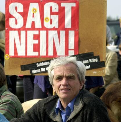Ostermarsch gegen Bombodrom Ostermarsch gegen Bombodrom Am Ostersonntag 2002 demonstrierten nach Veranstalterangaben mehr als 5.000 Menschen gegen den Bombenabwurfplatz der Bundeswehr, das sogenannte Bombordom, in der Kyritz-Ruppiner Heide. Sie protestieren gegen die militaerische Nutzung des als Naturschutzgebiet ausgewiesenen 142qkm gossen Areals. Nach Angaben der Buergerinitiative FREIe HEIDe e.V. finden dort jaehrlich bis zu 34.000 Kampfuebungen mit Bombenabwuerfen von Flugzeugen der Luftwaffe statt. Hier: Hans-Christian Stroebele (Buendnis 90 Die Gruenen), Vorsitzender des Parlamentarischen Untersuchungsausschuss zur CDU-Spendenaffaere. 31.3.2002; Fretzdorf Brandenburg