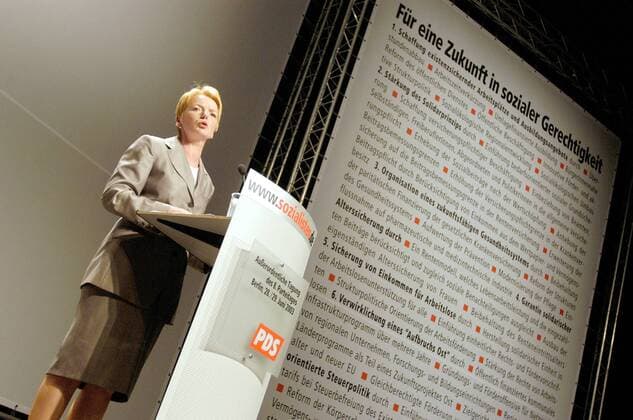 Berlin PDS-Sonderparteitag PDS-Sonderparteitag Die Partei des Demokratischen Sozialismus (PDS) hielt am 28. und 29. Juni 2003 in Berlin einen Sonderparteitag zur Neuwahl des Parteivorstandes ab. Hier: Die ehemalige Parteivorsitzende Gabi Zimmer. 28.6.2003, Berlin