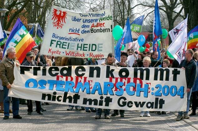 Fretzdorf Ostermarsch Ostermarsch gegen Bombodrom 8.000 Menschen demonstrierten am Ostersonntag den 11. April 2004 im brandenburgischen Fretzdorf gegen das von der Bundeswehr geplante Bombodrom. Aufgerufen zu der Demonstration unter dem Motto Frieden kommt nicht mit Gewalt hatte unter anderem die Buergerinitiative Freie Heide . Das bei Wittstock geplante Bombenabwurfgelaende wurde in der DDR von der Roten Armee bereits fuer Bombenabwuerfe genutzt und soll nach Willen der Bevoelkerung zukuenftig fuer touristische Zwecke genutzt werden. 11.4.2004, Fretzdorf Brandenburg