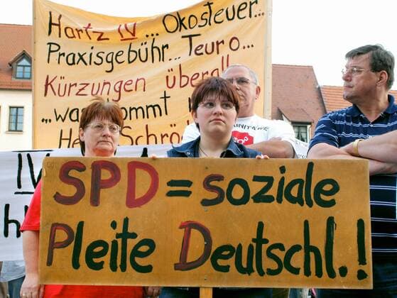 Montagsdemo Hartz IV Köthen Montagsdemonstration gegen Hartz IV Etwa 3-400 Menschen demonstrierten am Montag den 23. August 2004 im sachsen-anhaltinischen Koethen gegen die Hartz IV-Gesetze. Bislang fand die Demonstration immer Mittwochs statt und wurde hauptsaechlich organisiert von einer rechtspopulistischen Buergerinitiative gegen staatliche Abzocke - Stop Hartz IV , Republikanern, und oertlicher Rechtsextremisten. An diesem Montag demonstrierten die Gewerkschaft DGB, Verdi und die Rechten zusammen. Hier: Demonstrationsteilnehmer auf dem Marktplatz. 23.8.2004, Koethen