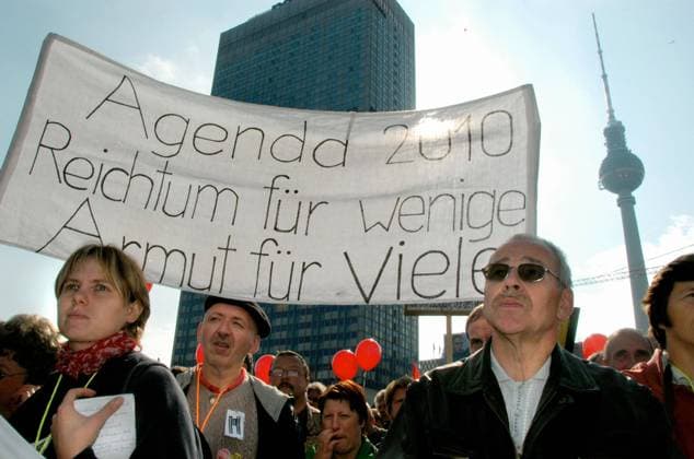 Grossdemonstration Hartz IV Berlin Demonstration gegen Hartz IV Mehrere 10.000 Menschen demonstrierten am Samstag den 2. Oktober 2004 in Berlin gegen die Hartz IV-Gesetze und die Reformpolitik der Bundesregierung. Aufgerufen zu dieser bundesweiten Demonstration hatte ein breites Buendnis von attac, PDS, verschiedenen Gewerkschaften und sozial engagierten Gruppen. 2.10.2004, Berlin