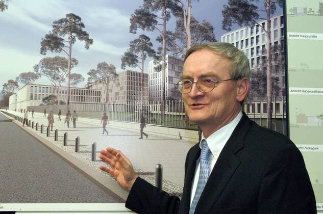 Berlin Neubau Bundesnachrichtendienst Vorstellung des Neubaus des Gebaeudes fuer den Bundesnachrichtendienst Am Montag den 7. Febrauer 2005 wurde in Berlin der Entwurf des Neubaus des Gebaeudes fuer den Bundesnachrichtendienst vorgestellt. Der Bau wurde vom Architekturbuero Kleinhues + Kleinhues entworfen und soll inclusive Umzug der Mitarbeiter und Erstausstattung geschaetzte 720 Millionen Euro kosten. Im Jahre soll 2011 das Gebaeude im Berliner Bezirk Mitte von den Mitarbeitern bezogen werden. Hier: Der BND-Praesident Dr. August Hanning vor dem Entwurf des Modells. 7.2.2005, Berlin