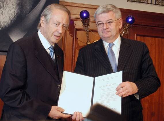 Berlin Leo Baeck-Preis Joschka Fischer Leo Baeck-Preis fuer Joscka Fischer Der Zentralrat der Juden in Deutschland velieh am Dienstag den 10. Mai 2005 den Leo Baeck-Preis 2004 an Bundesaussenminister Joschka Fischer. Hier: Paul Spiegel, Praesident des Zentralrat der Juden in Deutschland und Bundesaussenminister Joschka Fischer. 10.5.2005, Berlin